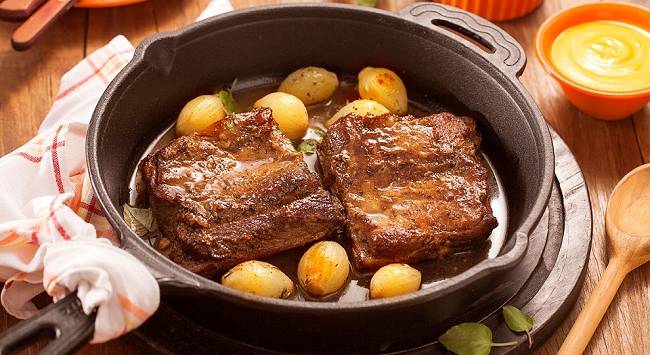 Costela Suína com mini Cebolas e Mostarda