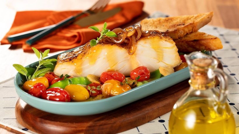 Lombo de Bacalhau com Crispy de Parmesão e Molho de Salsa