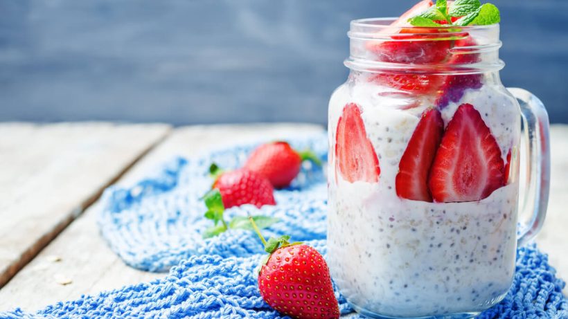 Overnight proteico com morangos